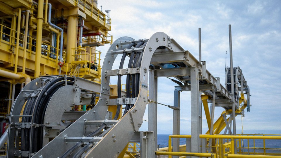 armored-cable-above-ground-installation-01-oil-gas-platform-cable-tray-hazardous-area