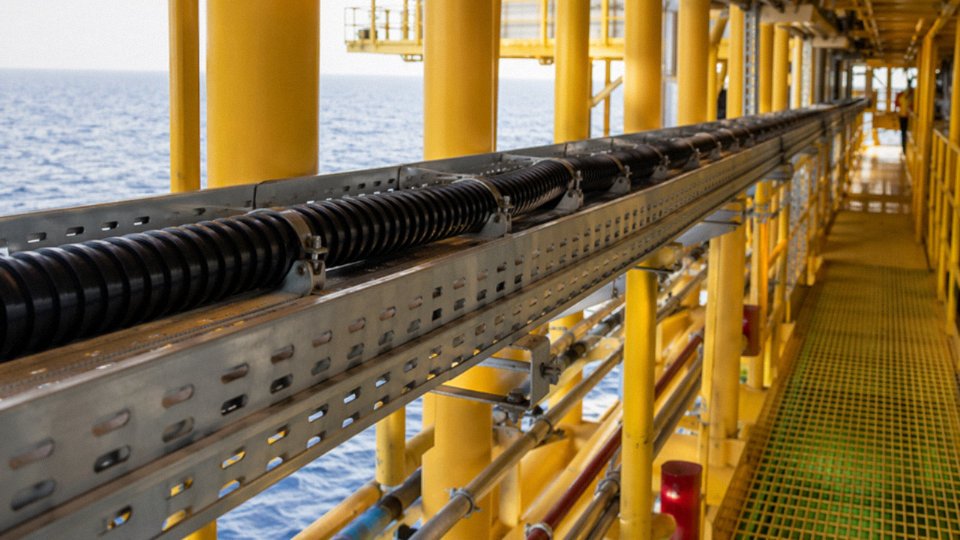 can-armored-cable-be-exposed-06-offshore-awa-cable-tray-platform