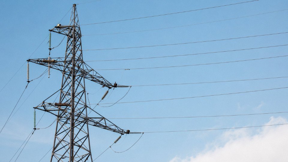 different-wires-on-power-lines-06-tower-wire-position-diagram