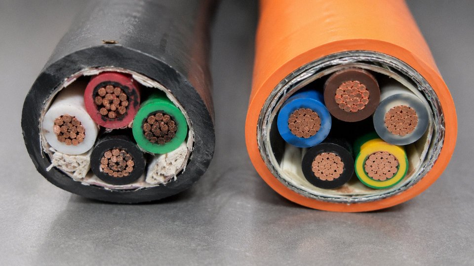 identify-charging-cable-type-08-cross-section-comparison-budget-vs-industrial-cable