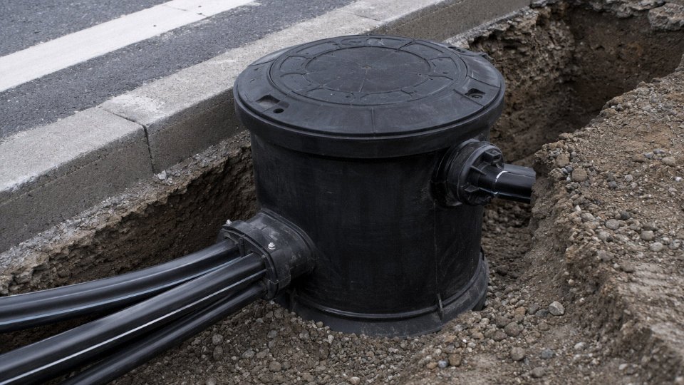 power-line-vs-cable-line-06-urban-cable-route-markers-joint-bay-cover