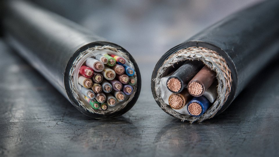 signal-cable-vs-control-cable-differences-01-cross-section-comparison-conductor-insulation-shield-layers