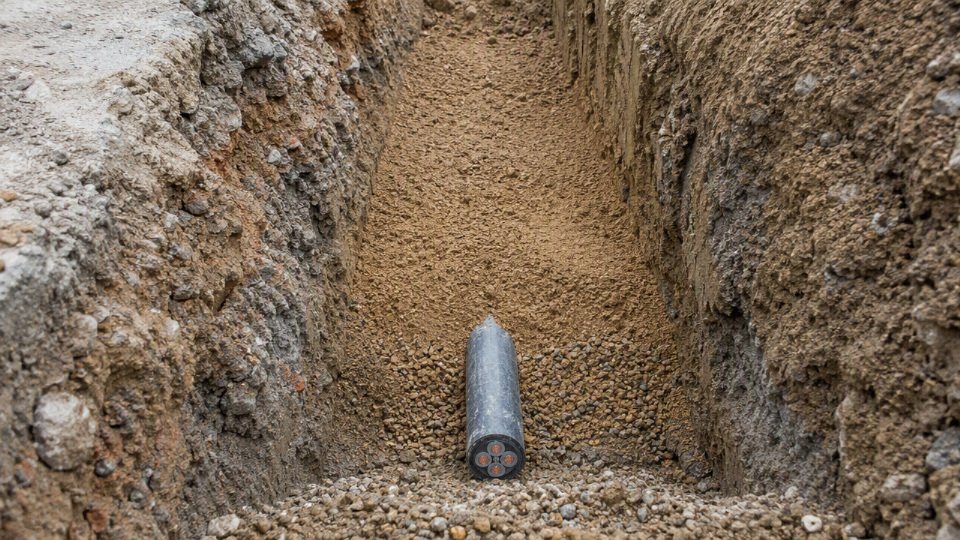 bury-electrical-wire-01-trench-bedding-cross-section