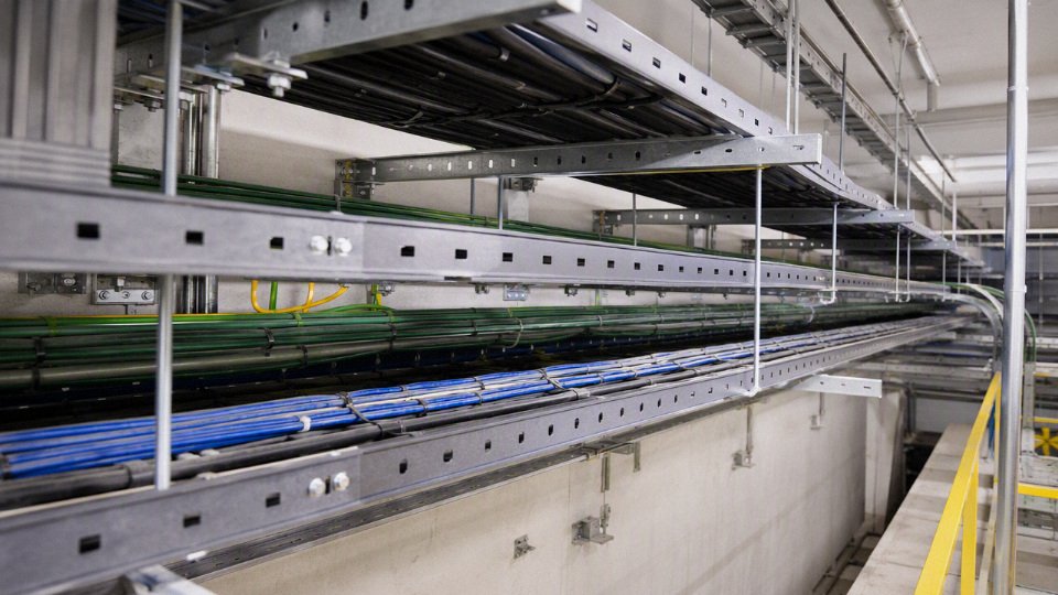 low-high-voltage-wiring-01-industrial-cable-tray-separation-with-power-control-instrumentation-and-network-routes
